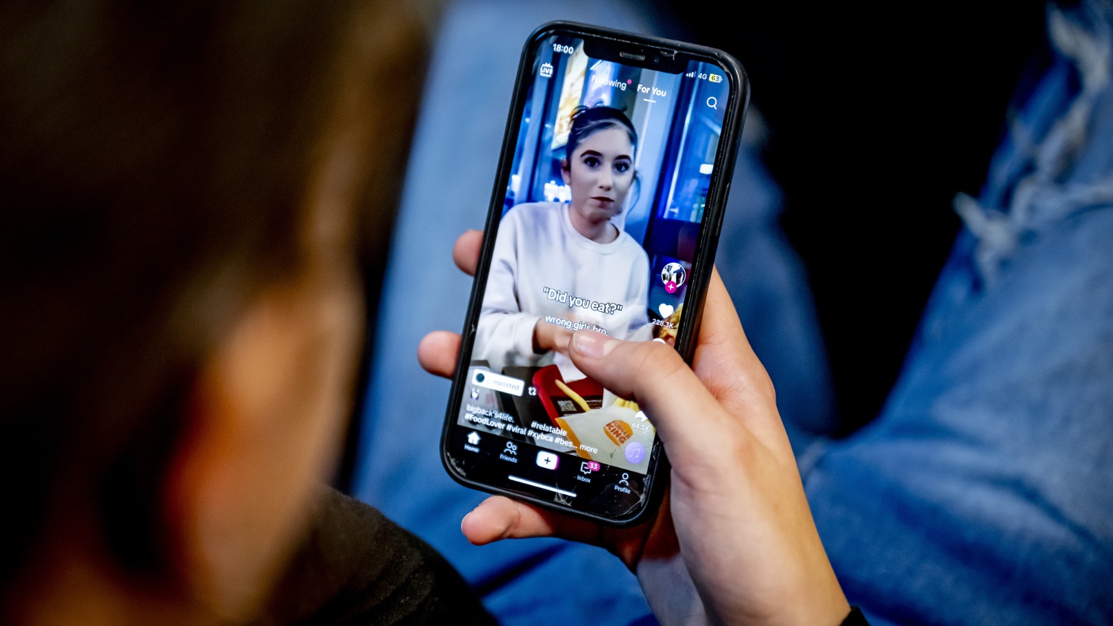 Richtlijn kabinet: onder 2 jaar geen schermtijd, vanaf 12 jaar niet